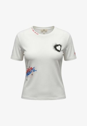 T-shirt blanc à manches courtes avec un cœur noir peint en aérosol sur la poitrine et un texte rouge-bleu « Always Awesome » près de la taille, agrémenté de petits clous en métal.