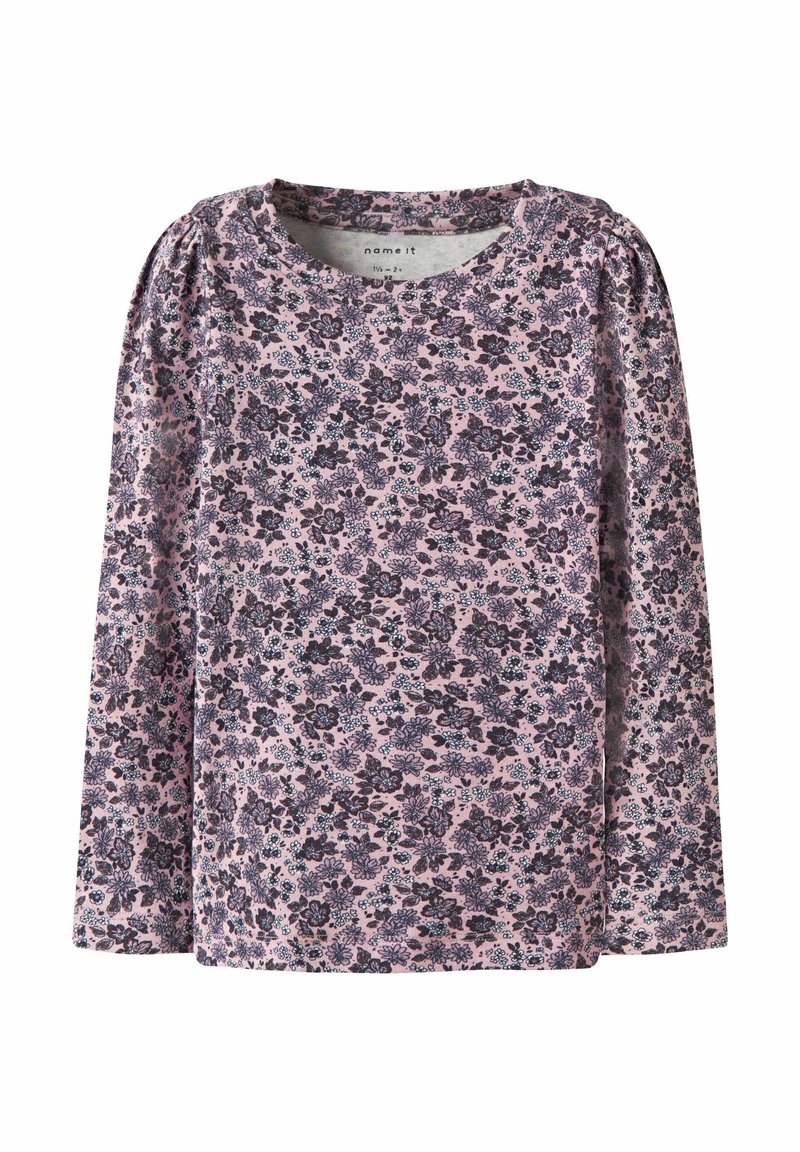 Langärmlige Bluse aus pinkem Stoff mit floralem Muster, das dunkelviolette und blaue Blumen zeigt. Runder Ausschnitt mit Raffung an den Schultern.