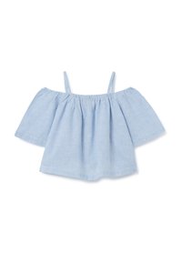 Top azzurro chiaro con scollo a spalle scoperte, maniche corte e vaporose, e righe verticali bianche. Realizzato in un tessuto leggero.