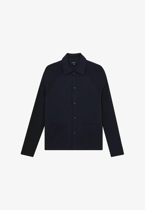 Granatowy kardigan na guziki z kołnierzykiem, prążkowanym wzorem na ramionach, dwoma przednimi kieszeniami i gładką fakturą. Styl casualowy i uniwersalny.