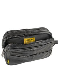 Funda de cuero negro con dos compartimentos con cremallera, que presenta una superficie texturizada y una etiqueta amarilla con la inscripción "LOIS JEANS" en su interior.