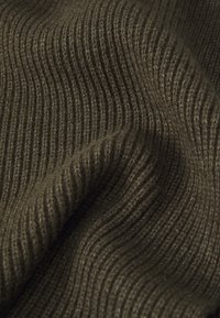 Tissu tricoté en vert olive profond, présentant une texture côtelée avec des lignes verticales régulières, créant une apparence en vagues.