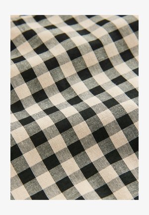 Schwarz-weißer Gingham-Stoff mit einem quadratischen Karomuster, das eine glatte Textur und ein gewebtes Aussehen aufweist.