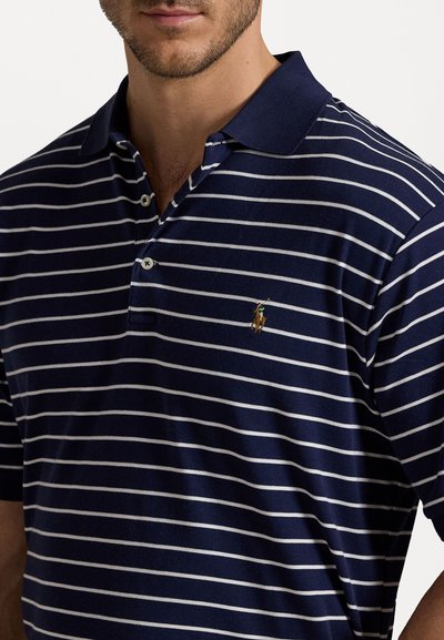 Granatowa koszulka polo w białe poziome paski, wykonana z bawełny. Posiada klasyczny kołnierzyk oraz małe, haftowane logo na piersi.