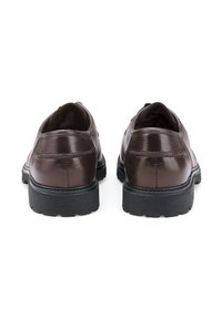 Scarpe in pelle marrone con una finitura liscia, punta arrotondata e suola in gomma nera testurizzata a contrasto; presentano dettagli di cucitura minimi.
