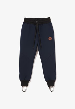 Granatowe spodnie dresowe z czarnym elastycznym pasem, sznurkiem, zakończeniami przy kostkach, paskami na stopach oraz małym, okrągłym brązowym logo na udzie.