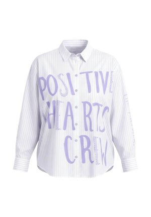 Valkoinen ja vaaleanvihreä raidallinen nappipaita, jossa etupuolella "POSITIVE HEARTS CREW" -kuvio; pitkät hihat ja kalvosimet.