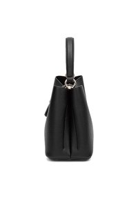 Sac à main en cuir noir au toucher doux, de forme effilée et avec une poignée supérieure. Présente des plis froncés et un anneau en métal argenté.