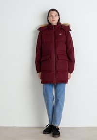 Tommy Jeans MIDI ALASKA - Dunkåpe / -frakk - deep rouge