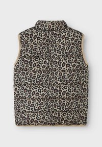 Chaleco acolchado en beige con un estampado de leopardo negro y rosa. Presenta un cuello alto y detalles de costura, exhibiendo un diseño cálido y texturizado.
