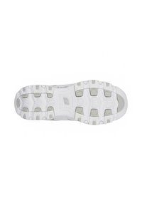 Suela de zapatilla deportiva blanca con una superficie texturizada, que presenta prominentes clavos de tracción y acentos grises, diseñada para ofrecer agarre y estabilidad.