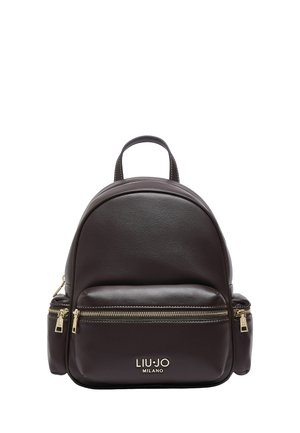 Zaino compatto in pelle marrone scuro con zip dorate, tasche laterali, maniglia superiore e logo "Liu Jo Milano" sulla tasca frontale.