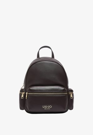 Sac à dos compact en cuir marron foncé avec fermetures éclair dorées, poches latérales, poignée supérieure et logo "Liu Jo Milano" sur la poche avant.
