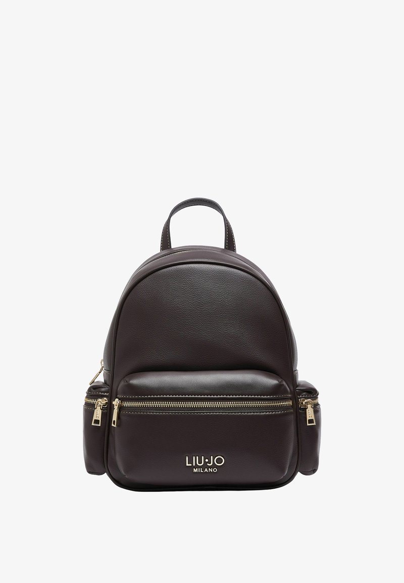 Sac à dos compact en cuir marron foncé avec fermetures éclair dorées, poches latérales, poignée supérieure et logo "Liu Jo Milano" sur la poche avant.