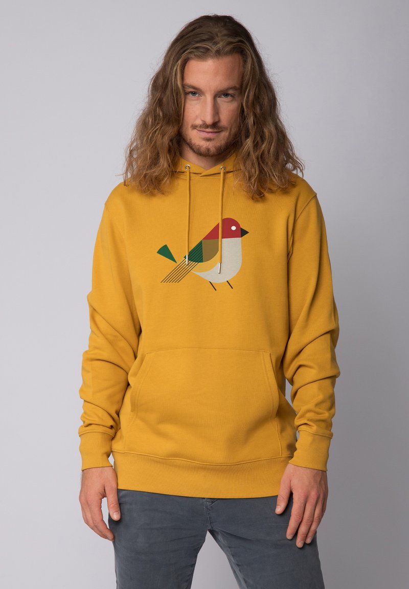 Geel hoodie met een grafisch ontwerp van een vogel in rood, groen en beige. Voorzien van een buidelzak en een capuchon met trekkoord. Zachte textuur van de stof.