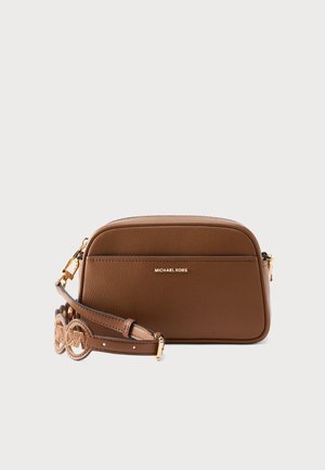 Brun læder crossbody-taske med guldfarvede beslag, afrundede kanter og en justerbar rem med cirkeludskæringsdetaljer.