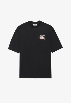 Svart bomulls T-skjorte med korte ermer, med et grafisk design av nigiri sushi og tekst i hvitt og lys rosa på venstre brystområde.