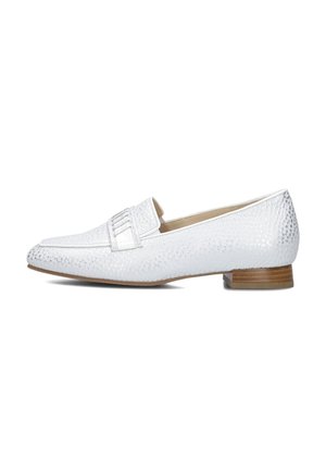 Witte leren loafers met een gestructureerd oppervlak, platte houten hak en decoratieve kwastjes, met een gladde, gepolijste afwerking.