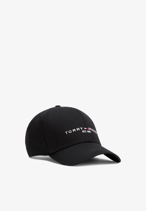 Czarna czapka bejsbolowa z zakrzywionym daszkiem, z białym wyszywanym napisem "Tommy Hilfiger Est. 1985" oraz małym czerwono-biało-niebieskim logo z przodu.