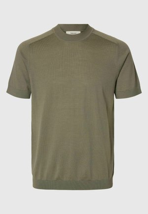 T-shirt olive vert à manches courtes avec col rond, fabriqué en tissu texturé, présentant des bords côtelés et une silhouette ajustée.