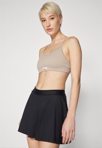 Björn Borg STUDIO SEAMLESS STRAP BRA - Sujetadores deportivos con sujeción ligera - etherea