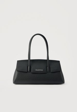 Melnā Valentino soma ar divām garām rokturiem, taisnstūrveida formu un priekšējo vāciņu ar zīmola logotipu sudraba burtiem.
