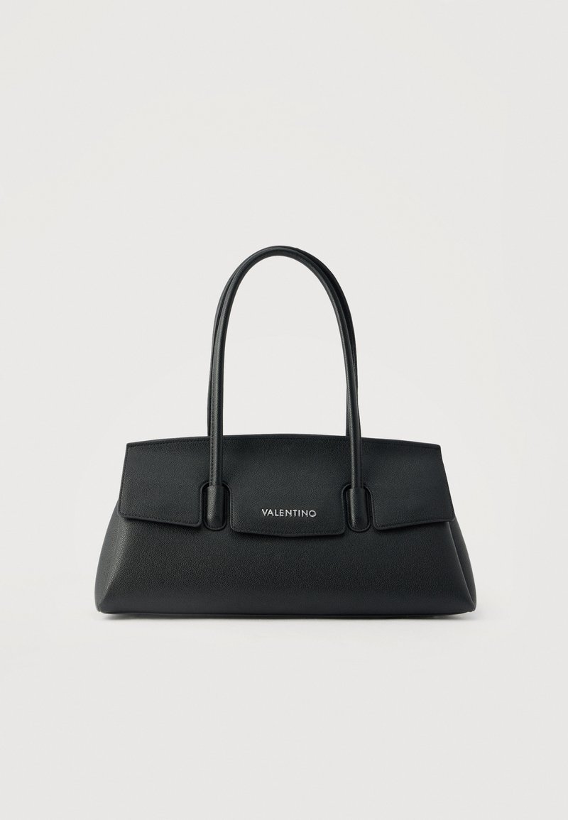 Μαύρη τσάντα χειρός Valentino με δύο μακριές λαβές, ορθογώνιο σχήμα και εμπρόσθιο καπάκι με κλείσιμο και το λογότυπο της μάρκας σε ασημένια γράμματα.