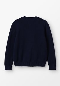 Maglione lavorato a maglia blu navy con scollo rotondo, orlo e polsini a coste, caratterizzato da un motivo testurizzato e un dettaglio a V sul retro.