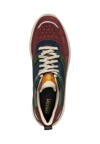 Sneaker Geox multicolore con una texture in suede. Presenta pannelli rossi, blu navy e verdi, lacci crema, design perforato e suola in gomma.