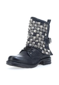 Czarny skórzany botek za kostkę z metalowymi ćwiekami, sznurowanym przodem oraz teksturowanym wykończeniem na niskim, zgrabnym obcasie.