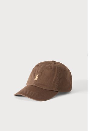 Gorra de béisbol marrón de algodón con visera curva y pequeño logotipo de jugador de polo bordado en claro en el panel frontal.