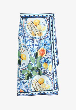 Bomulddug med blåt blomsterprint, tallerkener med fisk og citrusfrugter samt en bølget kant. Tekstureret med levende farver og accenter.