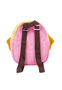 Zaino in peluche rosa con spallacci marroni, dettagli gialli e forma arrotondata. Presenta una texture morbida e spallacci regolabili per il massimo comfort.