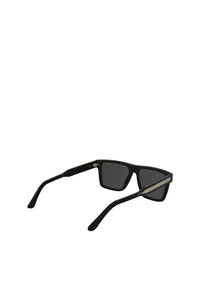 Ochelari de soare negri cu formă rectangulară, lentile închise la culoare și ramă cauciucată. Accente de aur notabile pe brațe și un detaliu verde.