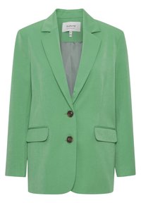 Blazer verde con una textura suave, solapas de muesca, dos bolsillos frontales y botones marrones. Diseño estructurado con un corte entallado.