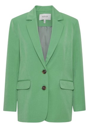 Blazer verde con una textura suave, solapas de muesca, dos bolsillos frontales y botones marrones. Diseño estructurado con un corte entallado.