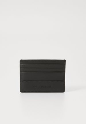 Carteira de couro preta com logotipo em relevo, múltiplos slots para cartões, textura suave e detalhes de costura em contraste. Forma retangular.