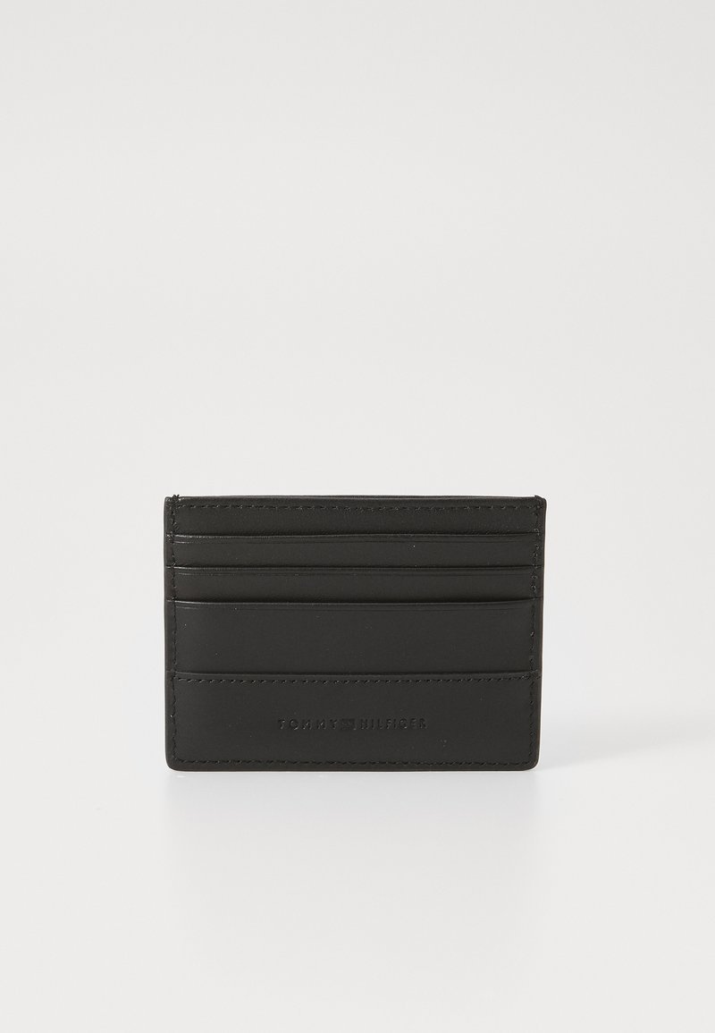 Czarny skórzany portfel na karty z wytłoczonym logo, wieloma przegródkami na karty, gładką fakturą i kontrastującymi detalami przeszycia. Prostokątny kształt.