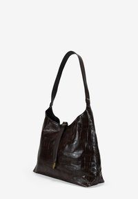 Bolso de hombro de cuero marrón oscuro con un diseño texturizado en relieve de cocodrilo, que presenta una sola correa y un cierre de cremallera en el lateral.