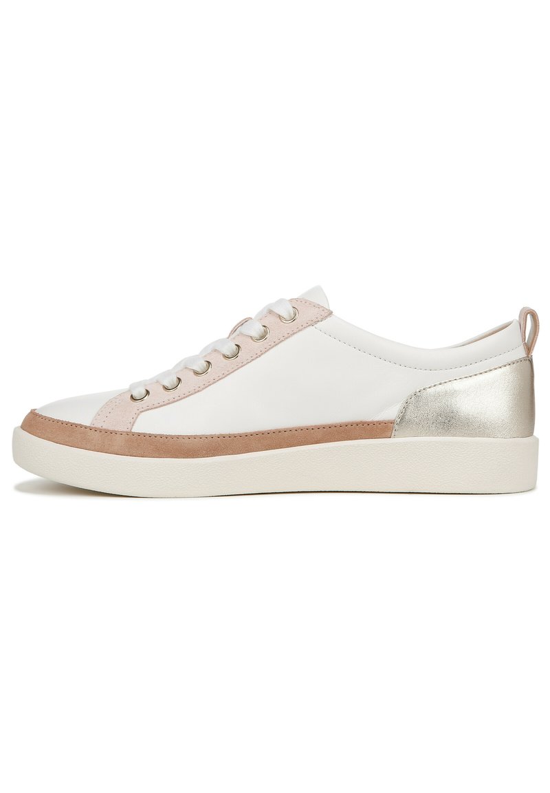 Witte sneaker met roze suede en metallic zilveren accenten. Heeft een ronde neus, vetersluiting aan de voorkant en een gestructureerde rubberen zool.