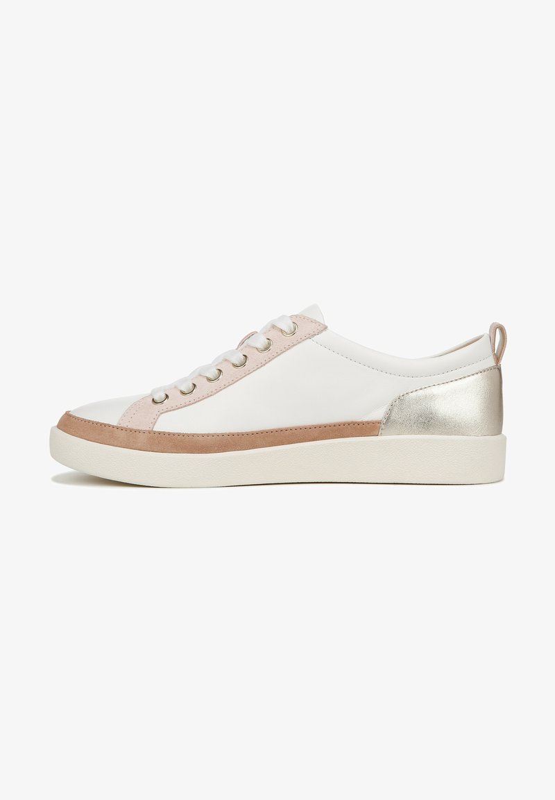 Witte sneaker met roze suede en metallic zilveren accenten. Heeft een ronde neus, vetersluiting aan de voorkant en een gestructureerde rubberen zool.