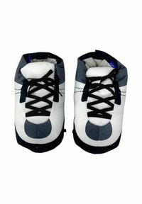 Pantofole in peluche bianco e blu scuro con lacci neri, punta rotonda e texture soffice. Presentano motivi a rete lungo le sezioni superiori.