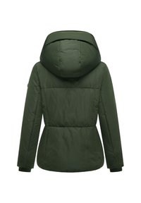 Grüne isolierte Jacke mit Kapuze, die über eine taillierte Passform, gerippte Bündchen und eine glatte Stofftextur verfügt, entworfen für Wärme und Komfort.