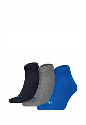 Drei Paar Knöchelsocken in Marineblau, Grau und Blau mit gerippten Bündchen und kleinen Logo-Akzenten auf der Zehenpartie. Material aus Baumwollmischung.