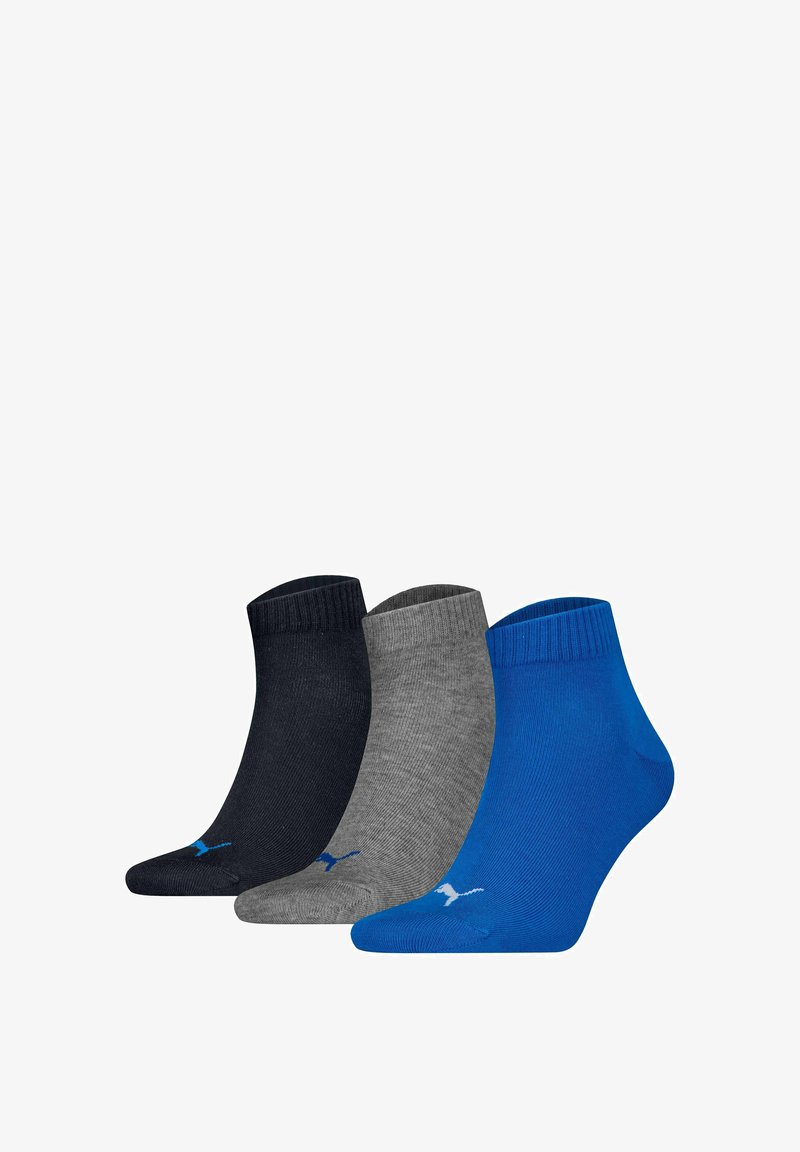 Tres pares de calcetines cortos en color navy, gris y azul, con puños acanalados y pequeños acentos de logo en el dedo del pie. Material de mezcla de algodón.