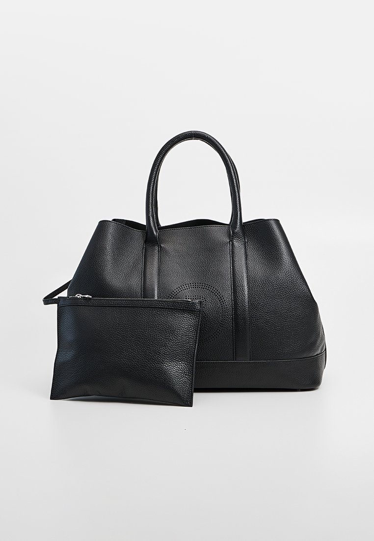 Schwarze Leder-Tote mit strukturierter Oberfläche, doppelten Griffen und einem abnehmbaren Reißverschlussbeutel. Verfügt über ein minimalistisches Design und eine strukturierte Form.