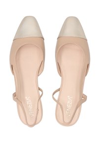Světle béžové kožené sandály s otevřenou patou, s jemným metalickým špičkovým krytem a vystřiženými stranami. Hladký povrch s kulatým tvarem špičky.