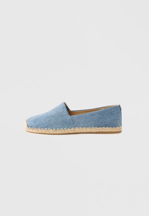 Espadrille en denim bleu avec un design plat, semelle en jute et dessus en toile. Bout arrondi avec un détail de couture le long du bord.