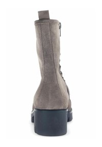 Bottines en suède gris avec un talon noir épais, fermeture éclair sur le côté et détails à lacets à l'avant. Texture lisse et bout légèrement arrondi.