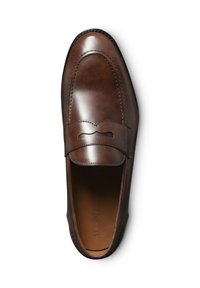 Bruine leren loafers met een ronde neus, voorzien van een verhoogde naad en uitsnijdingen op de wreef. Gladde textuur en gepolijste afwerking.